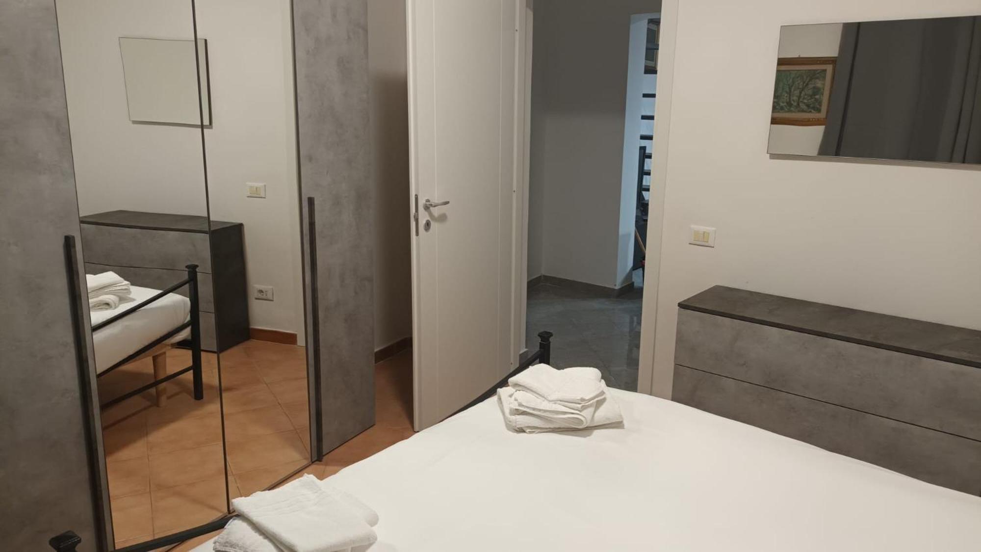 Casa N 2 Con Parcheggio Privato E Colonnina Ricarica Apartment Livorno Bagian luar foto